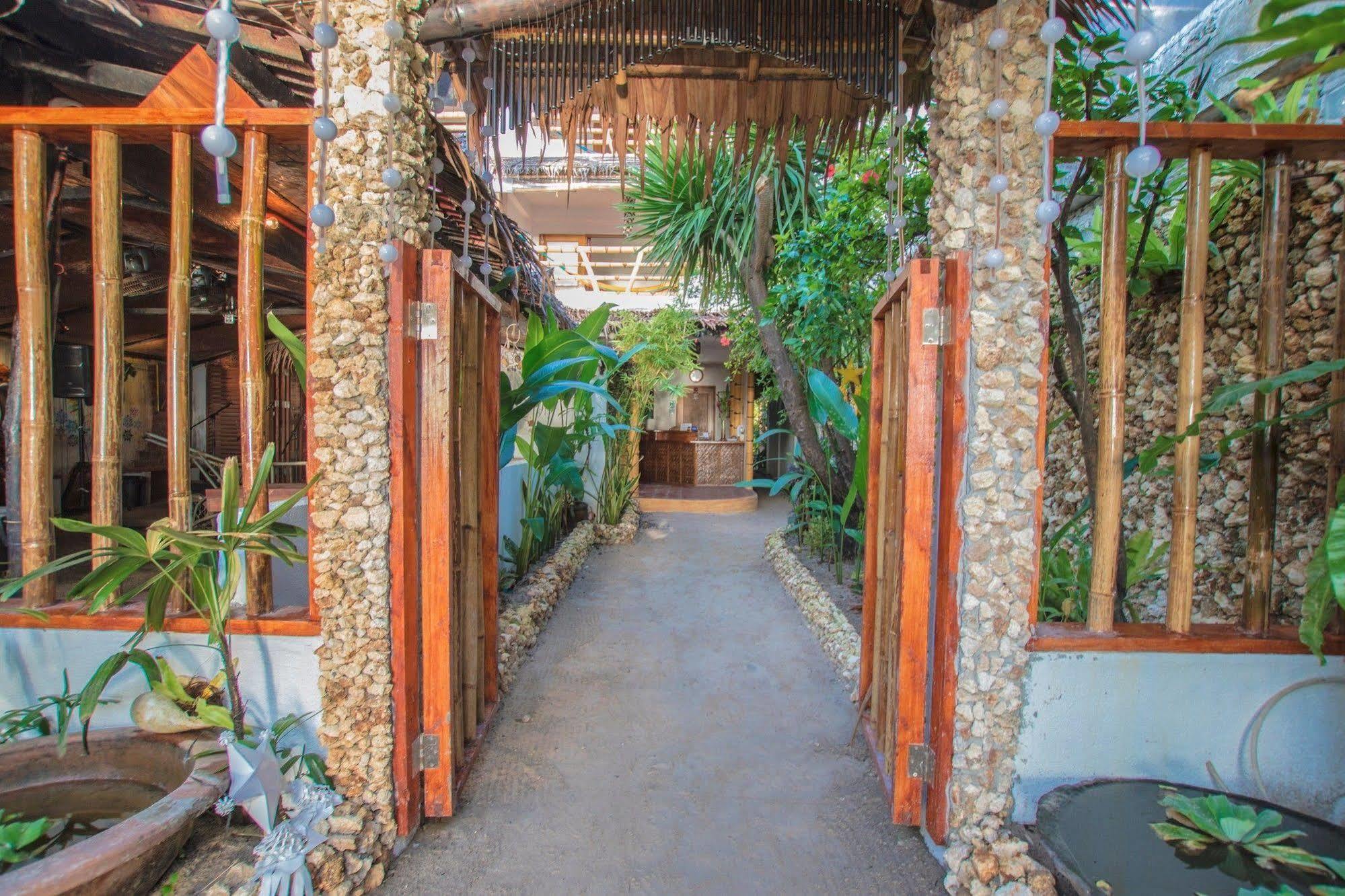 Bamboo Bungalows Resthouse Balabag  Bagian luar foto