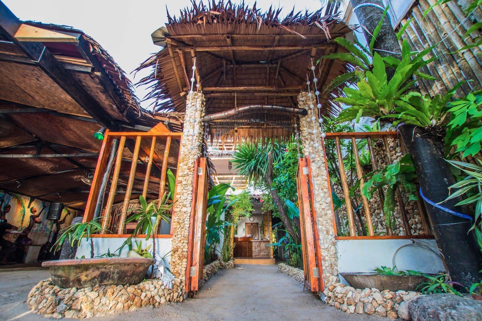 Bamboo Bungalows Resthouse Balabag  Bagian luar foto